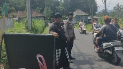 Bhabinkamtibmas Desa Muncan Bersinergi Bersama Pecalang, Berikan Pengamanan Upacara Manusa Yadnya