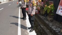 Bhabinkamtibmas Desa Pering Sari bersama Anggota Tersprin, Pecalang Desa Adat Padangaji Memberikan Pengamanan Upacara perkawinan