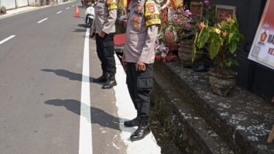 Bhabinkamtibmas Desa Pering Sari bersama Anggota Tersprin, Pecalang Desa Adat Padangaji Memberikan Pengamanan Upacara perkawinan