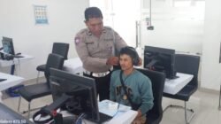 Personil Lantas Berikan Uji Teori Avis Komputerisasi, kepada Pemohon SIM Baru