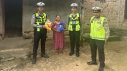 Jajaran Sat Lantas Polres Mesuji Tebar Kebaikan, Bagikan Sembako Kepada Anak Yatim