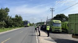 Antisipasi Membludaknya Kendaraan di Pelabuhan Bakauheni Kapolres Mesuji Bersama Kasat Lantas Melakukan Pengantungan Kendaraan Sumbu 3