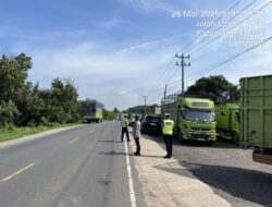Antisipasi Membludaknya Kendaraan di Pelabuhan Bakauheni Kapolres Mesuji Bersama Kasat Lantas Melakukan Pengantungan Kendaraan Sumbu 3