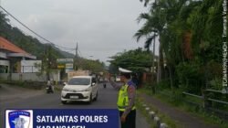 Satlantas Polres Karangasem Berikan Himbauan Tertib Parkir Truk, di Kawasan Obyek Wisata Candidasa