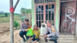 POLISI PENOLONG : Polres Mesuji Bagikan 39 Paket Sembako Untuk Masyarakat Kurang Mampu