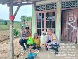 POLISI PENOLONG : Polres Mesuji Bagikan 39 Paket Sembako Untuk Masyarakat Kurang Mampu