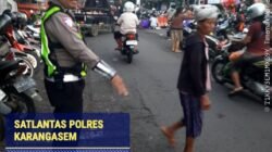 Utamakan Pejalan Kaki, Personil Sat Lantas Sebrangkan Warga Menuju Pasar Kesatriaan Amlapura