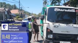 Cegah dan Antisipasi Parkir Sembarangan, Satlantas Polres Karangasem Berikan Himbauan kepada Sopir Truk di Kawasan Obyek Wisata Candidasa
