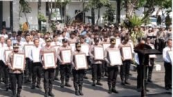 Kapolrestabes Surabaya Beri Penghargaan Anggota dan Warga Berprestasi