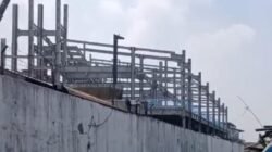 Pagar PT Bernofarm “Mepet” Bibir Sungai, Pelapor Protes Penghentian Penyelidikan: Jarak 0 Meter Langgar UU Sumber Daya Air!