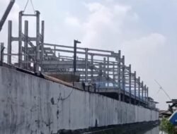 Pagar PT Bernofarm “Mepet” Bibir Sungai, Pelapor Protes Penghentian Penyelidikan: Jarak 0 Meter Langgar UU Sumber Daya Air!