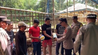 Dukung Kegiatan Positif Remaja, Kapolsek Bebandem Serahkan Sarana Olahraga di Dusun Tihingan Kangin