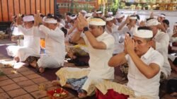 Kapolres dan Personel Polres Karangasem Gelar Persembahyangan Bersama Piodalan Purnamaning Kedasa