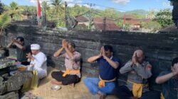 Peringati Purnama Kedasa, Personel Polsek Bebandem Gelar Persembahyangan Bersama, di Pura Padmasana