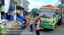 Hilang Kendali saat Hendak Parkir, Truk Bermuatan Gula Hantam Tembok SDN 1 Bebandem Hingga Roboh