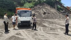 Pastikan Kelancaran Giat IBTK 2026,  Kapolsek Selat Arahkan Para Sopir Truk Melalui Jalur Sidemen 