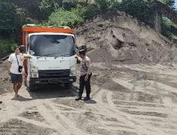 Pastikan Kelancaran Giat IBTK 2026,  Kapolsek Selat Arahkan Para Sopir Truk Melalui Jalur Sidemen 