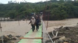 Jembatan Darurat Terputus, Warga Gunakan Jembatan Gantung