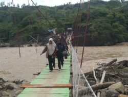 Jembatan Darurat Terputus, Warga Gunakan Jembatan Gantung