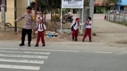 Polisi Hadir di Pagi Hari, Bantu Pelajar Menyeberang di Tengah Padatnya Aktivitas Warga