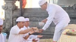 Laksanakan Persembahyangan Hari Raya Saraswati di Pura Padmasana, Kapolres Karangasem Tekankan Kearifan dalam Mengambilan Keputusan