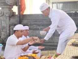 Laksanakan Persembahyangan Hari Raya Saraswati di Pura Padmasana, Kapolres Karangasem Tekankan Kearifan dalam Mengambilan Keputusan