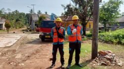PT PLN posko cibaliung cabang Persero ULP unit labuan lakukan kegiatan penggeseran tiang PLN di kp ci undil RT 03, RW 01, Waringin kurung