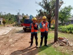 PT PLN posko cibaliung cabang Persero ULP unit labuan lakukan kegiatan penggeseran tiang PLN di kp ci undil RT 03, RW 01, Waringin kurung