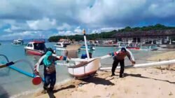 Bentuk Kepedulian Satpolairud Polres Karangasem, Bantu Kelompok Nelayan Menarik Jukung ke Daratan