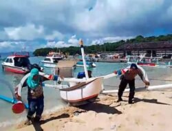 Bentuk Kepedulian Satpolairud Polres Karangasem, Bantu Kelompok Nelayan Menarik Jukung ke Daratan