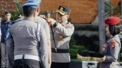 Pimpin Upacara Kenaikan Pangkat Pengabdian Periode 01 April 2026, Kapolres Karangasem Langsung Sematkan Tanda Pangkat kepada Personel