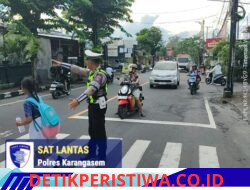 Utamakan Keselamatan Para Pelajar, Anggota Lantas Polres Karangasem Seberangkan Siswa Siswi SD Negeri 4 Subagan