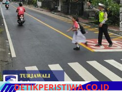 Cegah dan Antisipasi Lakalantas Kalangan Pelajar, Anggota Lantas Polres Karangasem Seberangkan Siswa Siswi SD Negeri 1 Subagan