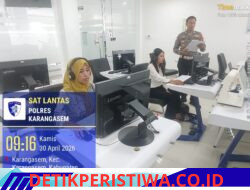 Personil Lantas Berikan Uji Teori Avis Komputerisasi kepada Pemohon SIM Baru
