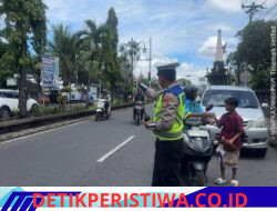 Jaga Keselamatan Kalangan Pelajar, Anggota Lantas Polres Karangasem Sebrangkan Siswa Siswi SMP N 2 Amlapura