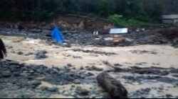 Air Sungai Meluap Sejak Sore, Jembatan Wih Porak Lumpuh Total