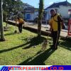 Ciptakan Linkungan Bersih dan Asri, Personil Polsek Rendang Melaksanakan Bersih-bersih di Halaman Kantor  