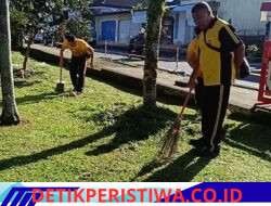 Ciptakan Linkungan Bersih dan Asri, Personil Polsek Rendang Melaksanakan Bersih-bersih di Halaman Kantor  
