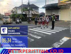 Antisipasi Lakalantas Kalangan Pelajar, Anggota Lantas Polres Karangasem Sebrangkan Siswa Siswi SD Negeri 1 Subagan