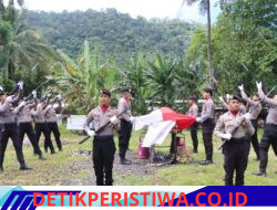 Polres Karangasem Gelar Upacara Penghormatan Perabuan Jenazah Aiptu I Wayan Sinarta di Setra Pasedahan