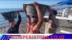 Bentuk Perhatian Satpolairud Polres Karangasem, Bantu Warga Angkat Ikan Hasil Tangkapan Nelayan