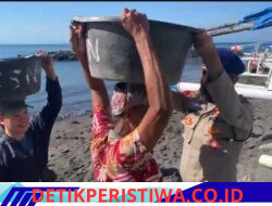 Bentuk Perhatian Satpolairud Polres Karangasem, Bantu Warga Angkat Ikan Hasil Tangkapan Nelayan