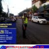 Utamakan Pejalan Kaki, Anggota Polres Karangasem Sebrangkan Warga di Pasar Kesatriaan Amlapura