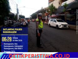 Utamakan Pejalan Kaki, Anggota Polres Karangasem Sebrangkan Warga di Pasar Kesatriaan Amlapura