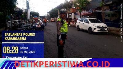 Utamakan Pejalan Kaki, Anggota Polres Karangasem Sebrangkan Warga di Pasar Kesatriaan Amlapura
