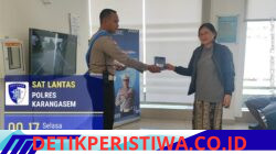 Dengan Keramahan dan Santun,  Personil Unit Regident Satuan Lalu Lintas Polres Karangasem Serahkan SIM kepada Pemohon SIM 
