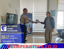 Dengan Keramahan dan Santun,  Personil Unit Regident Satuan Lalu Lintas Polres Karangasem Serahkan SIM kepada Pemohon SIM 