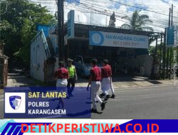 Utamakan Keselamatan Kalangan Pelajar, Satlantas Polres Karangasem Sebrangkan Siswa Siswi SMA N 1 Amlapura
