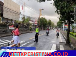 Utamakan Keselamatan Kalangan Pelajar, Anggota Lantas Polres Sebrangkan Siswa Siswi SD Negeri 1 Subagan