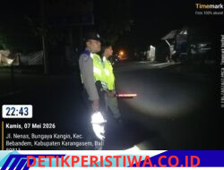 Sinergitas Tanpa Batas: Bhabinkamtibmas Polsek Bebandem dan Linmas Kawal Penarikan Kabel Telkom Hingga Dini Hari